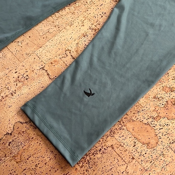 GLYDER Green Cropped Leggings: Moss - Picture 8 of 8